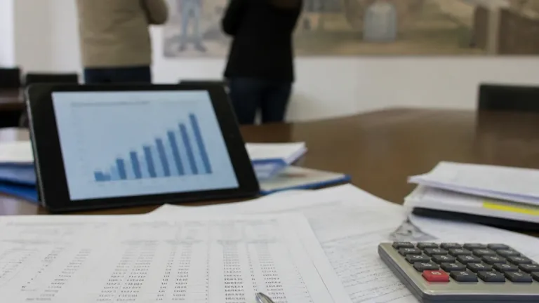 Los salarios registrados subieron 2,6% en agosto y superaron la inflación del mes